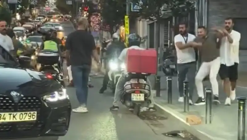 Nişantaşı'nda Yol Verme Kavgası: Sopayla Kadına Saldırı Şok Gösterdi