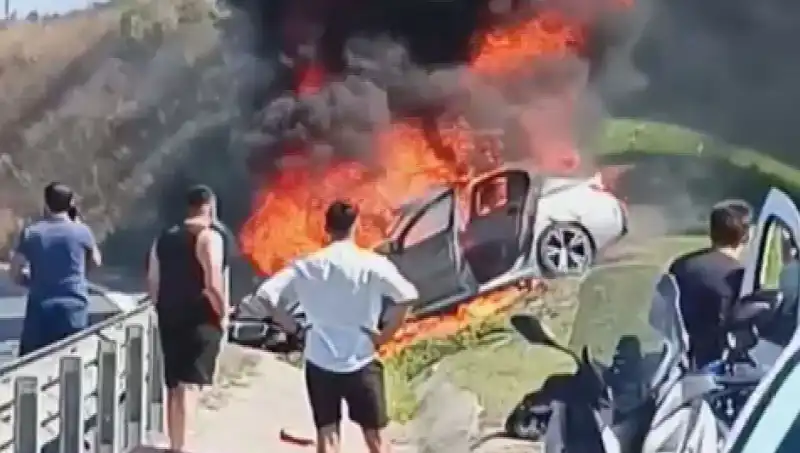 TEM Otoyolu'nda Feci Kaza: Araç Alev Alev Yakıldı
