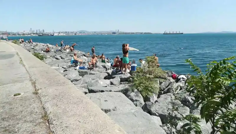 İstanbul'da Vahşi Sıcaklıklar: Sahillerde Yaz Keyfi Başladı!