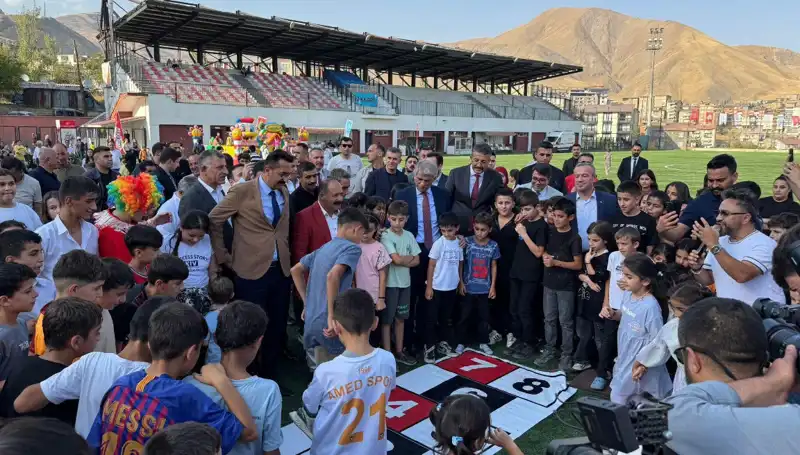 Hakkari'de Geleneksel Anadolu Şenliği Renkli Gösterilerle Kapılarını Açtı