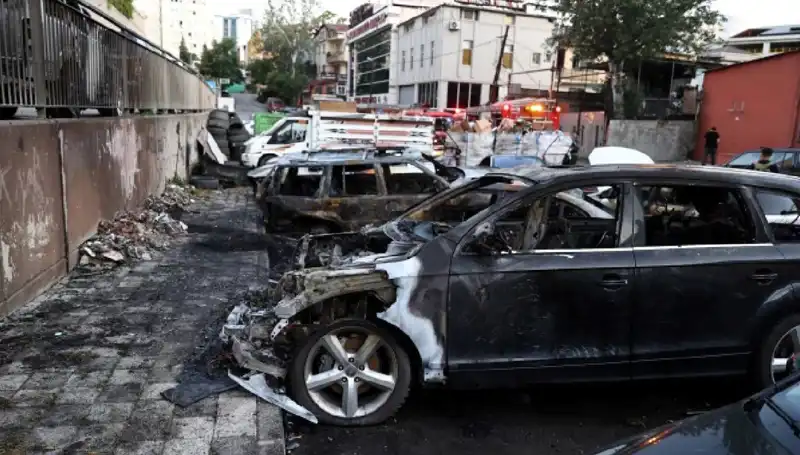Sanayi Bölgesinde Şok: Bekleyen Araçlar Tamamen Yanarak Küle Döndü!