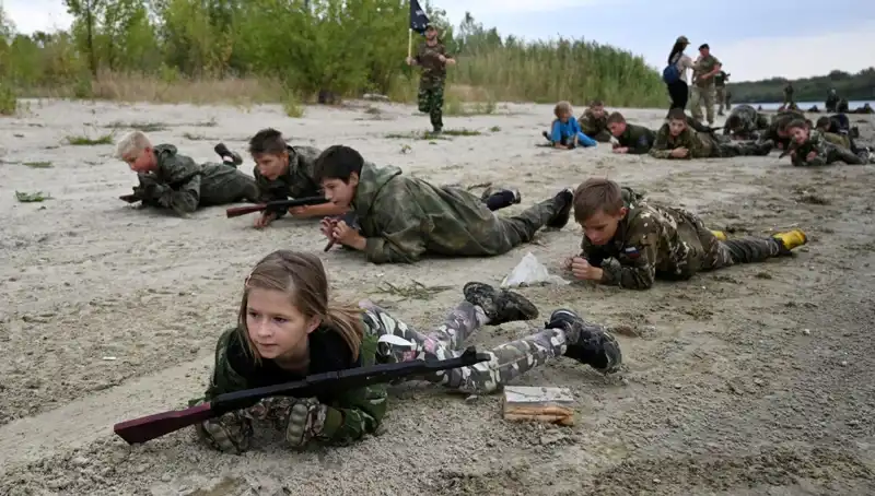 Rusya'nın Savaşçı Çocukları: 8 Yaşındaki Çocuklar Askeri Kamp Eşliğinde Hayatta Kalma Mücadelesi Veriyor