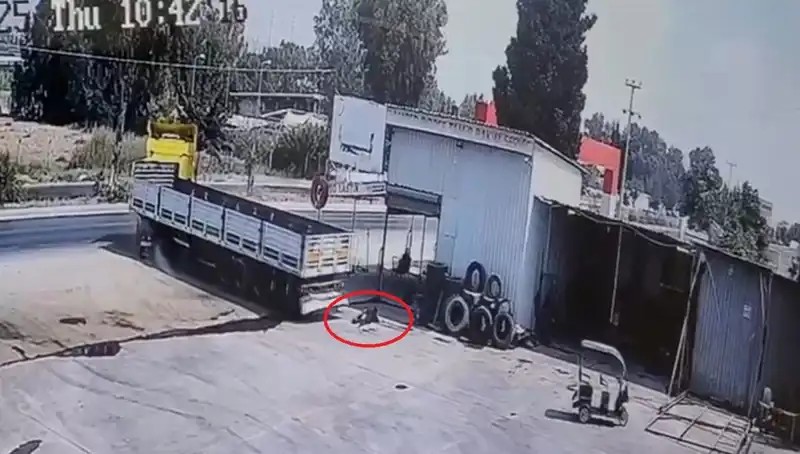 Korkunun Eşiğinde: 16 Yaşındaki Genç İşçi TIR'ın Altında Kalarak Hayatını Kaybetti