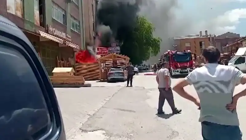 Ankara'da Yangın: İş Yerleri Küller İçinde Kaldı, Panic Anları Yaşandı