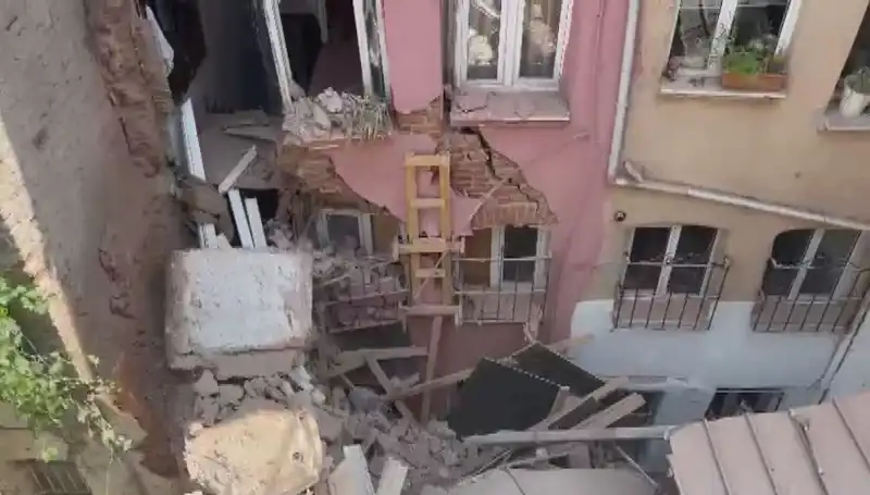İstanbul’da Üç Katlı Binanın Balkonu Neden Çöktü? Ayrıntılar Şok Etti!