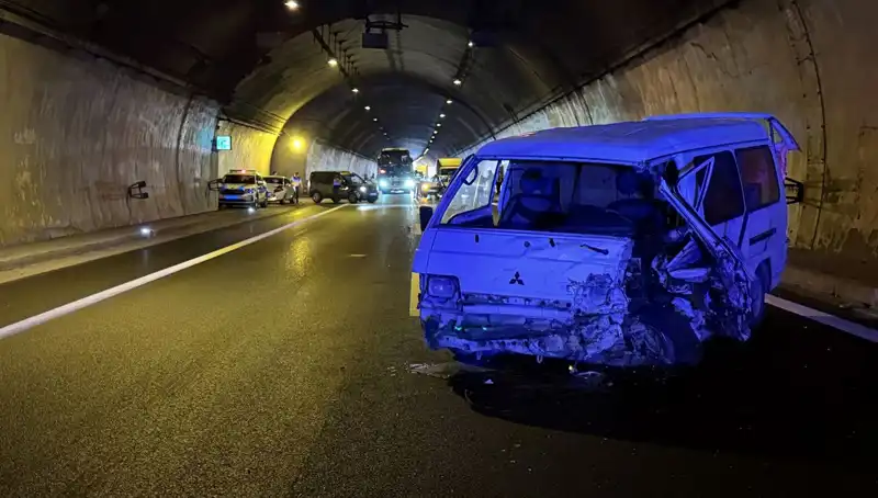 TEM Otoyolu'nda Feci Zincirleme Kaza: Yaralılar ve Trafik Kaosu