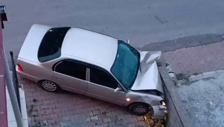 Kontrol Kaybı: Şehir Merkezinde Araç Duvara Çarptı