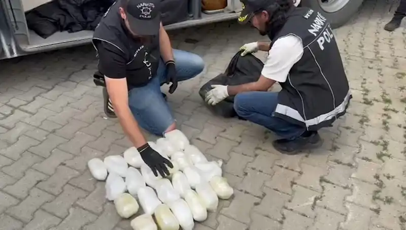 Yolcunun Valizinde 13 Kilo Metamfetamin Bulundu: Uyuşturucu Kaçakçılığı Operasyonu