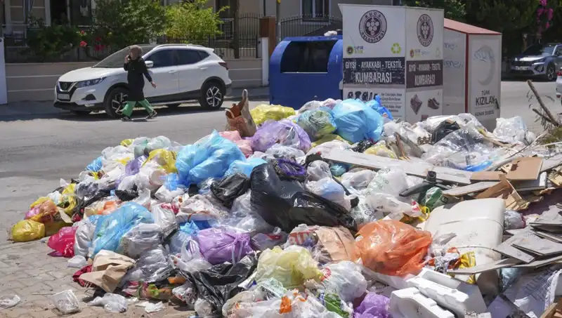 İzmir'deki Çöp Yığınları: Terkedilmiş Sokaklar ve Sürdürülebilir Çözüm Arayışları