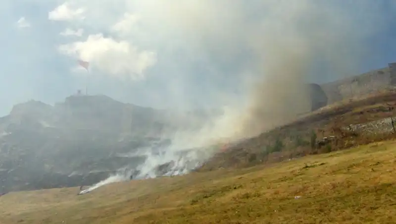 Kars Kalesi’nin Eteklerindeki Anız Yangını, Halkı Tedirgin Etti