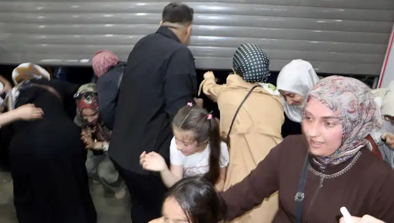 Yüzde 50 İndirimde AVM'de Alışveriş Çılgınlığı: Ziyaretçilerin Telaşı