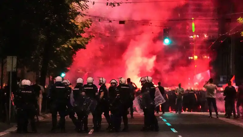 Sırbistan’da Erken Seçim Protestoları: On Binlerce Kişi Sokaklara Döküldü