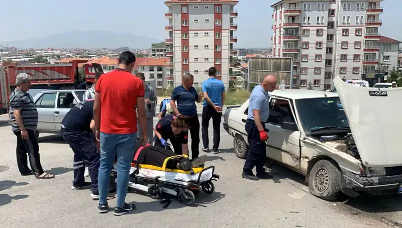 Kavşakta Meydana Gelen Kazada İki Kişi Yaralandı: Detaylar Açıklanıyor
