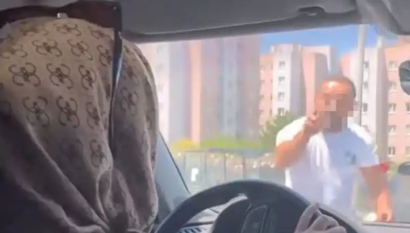 Trafikte Dehşet Anları: Araç Camına Yumruk Atan Saldırı!