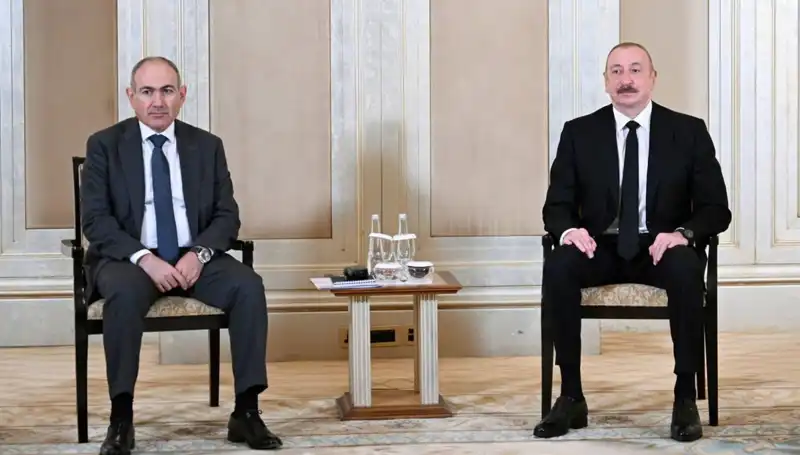 Aliyev ve Paşinyan, Barış İçin Abu Dabi'de Tarihi Bir Görüşme Gerçekleştirdi