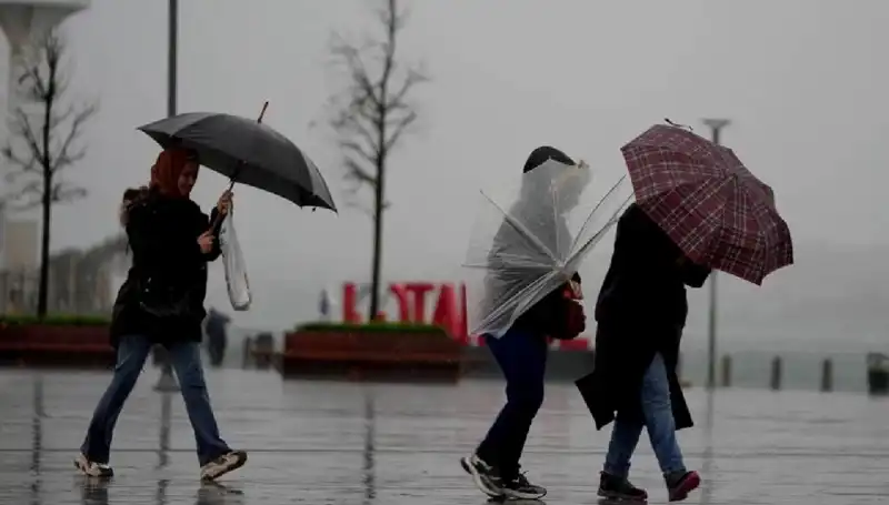 Türkiye'yi Vuran Fırtına: İki Bölge İçin Kuvvetli Sağanak Uyarısı Yapıldı