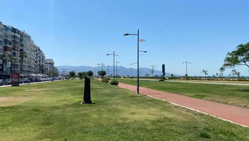 İzmir'de Sıcaklık Rekoru: Kordon Plajları Boş Kalınca Tuhaf Bir Manzara Oluştu