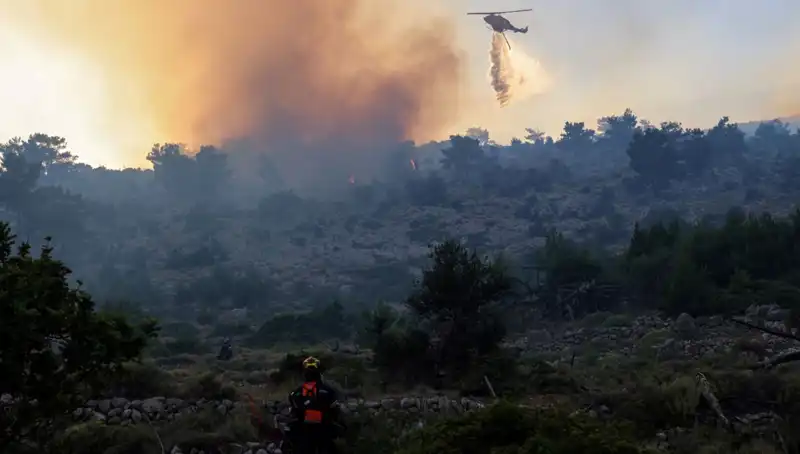 Eğriboz Adası’nda Yangın Alarmı: İki Köy Boşaltıldı, Durum Ciddileşiyor