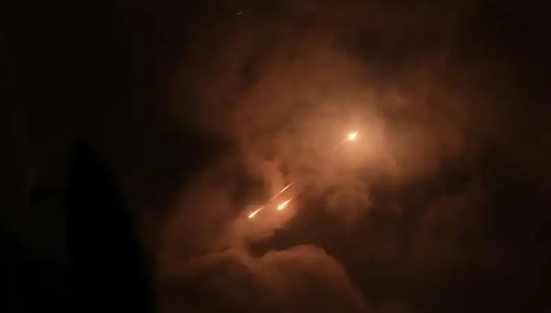 İran'ın Gizemli Gece Saldırıları: Füzelerin Zamanlaması Neden Önemli?