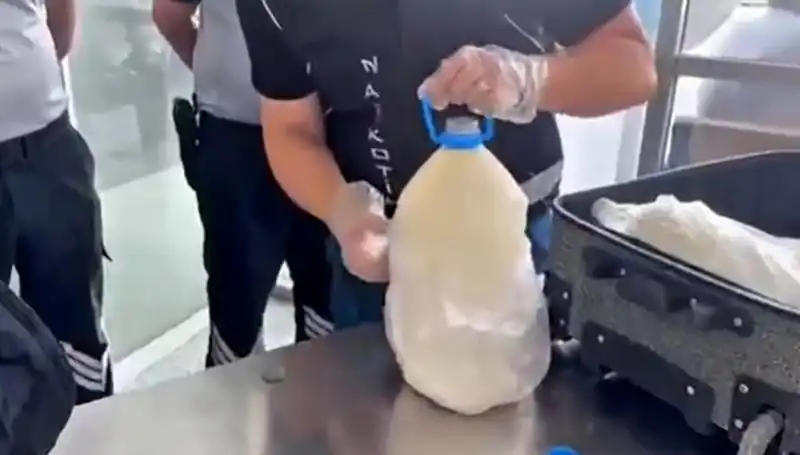 Havalimanında Süt Şişesi İçinde Yakalanan 12 Kilo 800 Gram Madde Şok Etti!