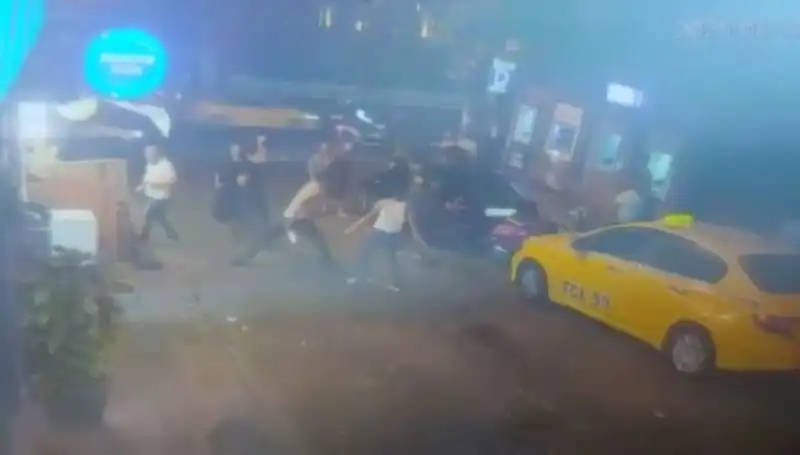 Beyoğlu'nda Laf Atma Kavgası: Sokaklarda Kan Aktı, Gözaltılar Gerçekleşti
