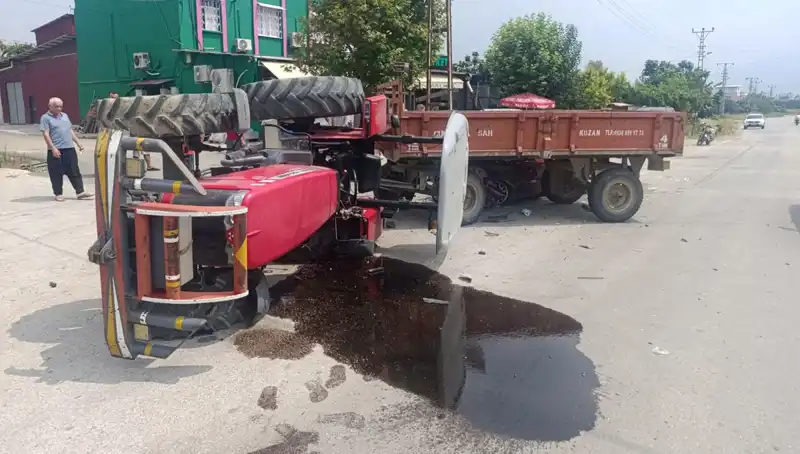Otomobil Traktörle Çarpıştı: İki Kişi Yaralandı, Olay Yeri Tam Bir Kaos