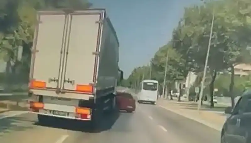 Bursa’da Görülen Kör Nokta Kazası: Trafikte Güvenlik Riskleri Artıyor