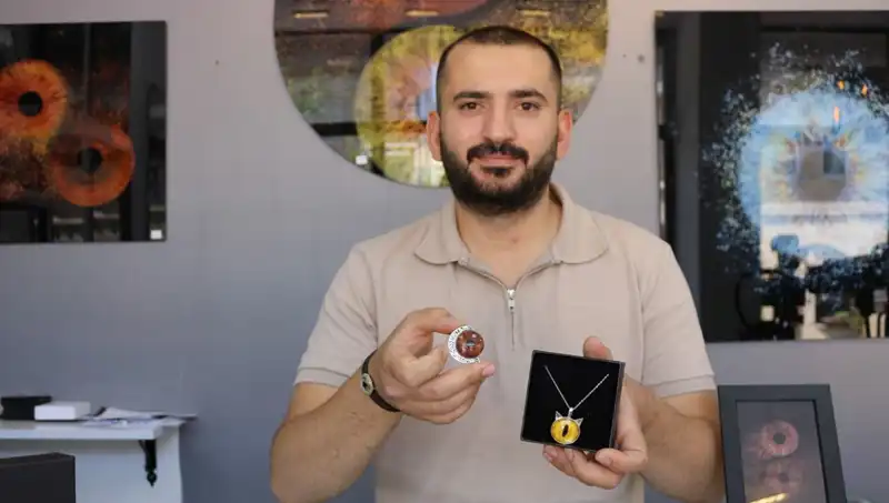 Çektiği İris Fotoğraflarını Sanata Dönüştüren Sanatçı: "İlk Uygulayan Kişiyim"