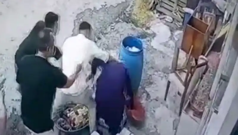 Başakşehir’de Bidon Tartışması: Baba ve Oğlu 58 Yaşındaki Kadını Darbetti