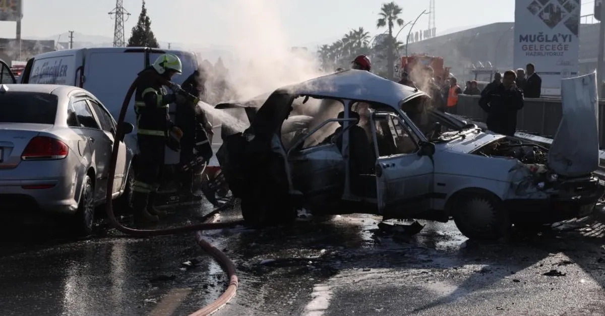 Muğla’da Zincirleme Kaza: 1’i Ağır 7 Kişi Yaralandı, 2 Araç Alev Alev Yandı